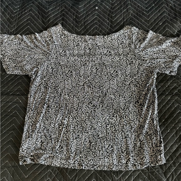 2 Womens Tops. Size Medium. Old Navy/Aeropostale - Picture 5 of 10